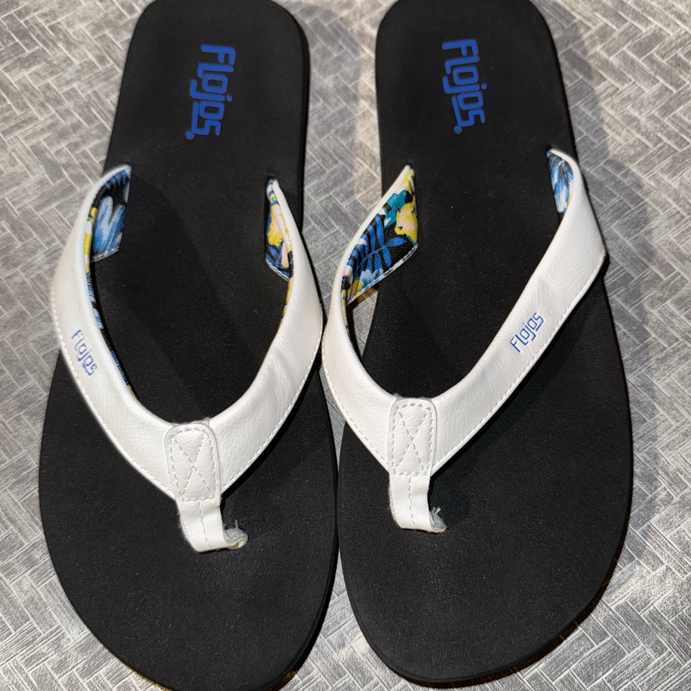 Flojos Black Textured Sandals